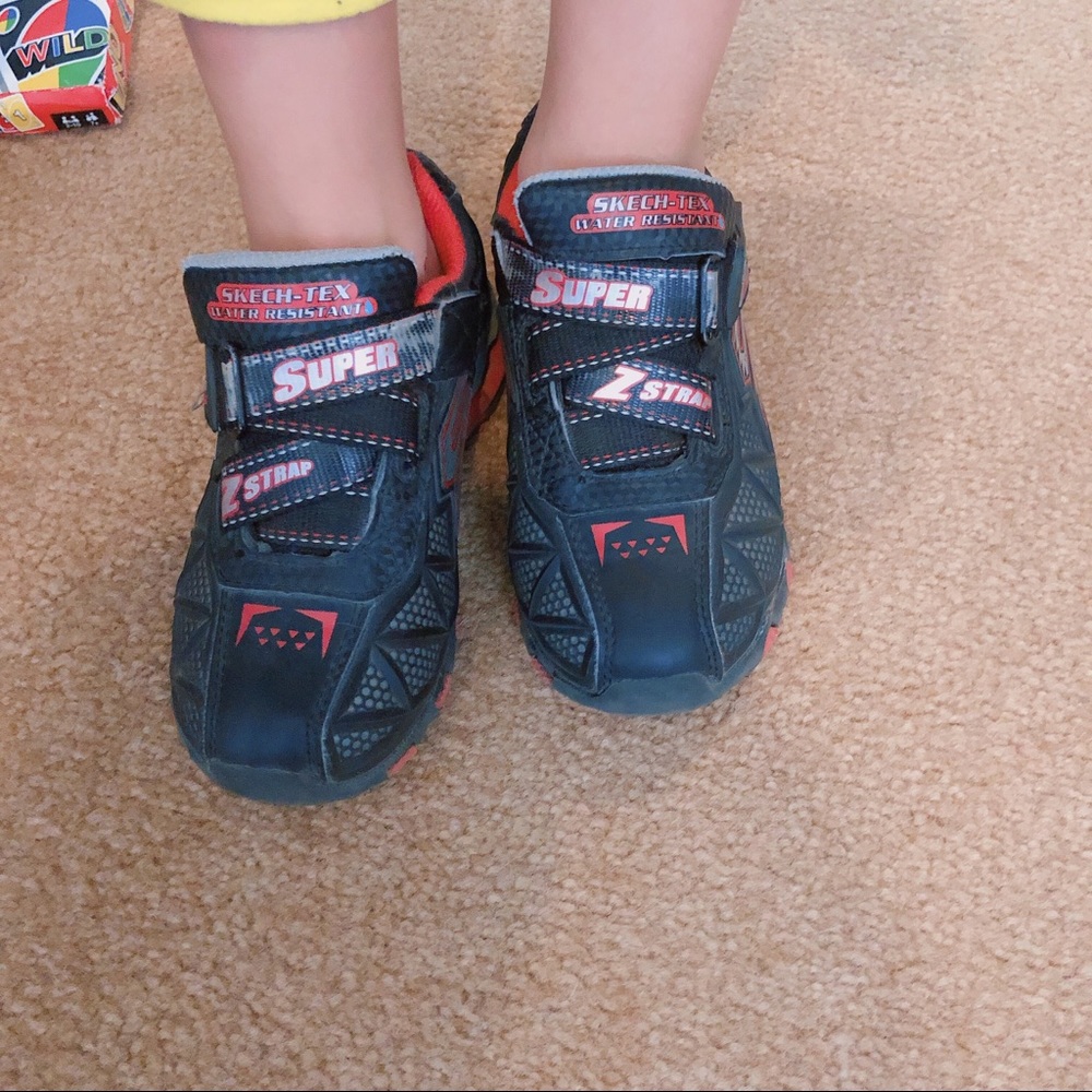 Boys Skechers tennis shoes